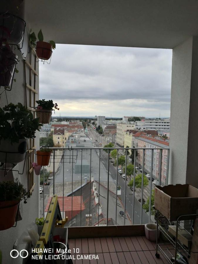 Modern Apartment Bei U Bahn Simmering Wina Bagian luar foto