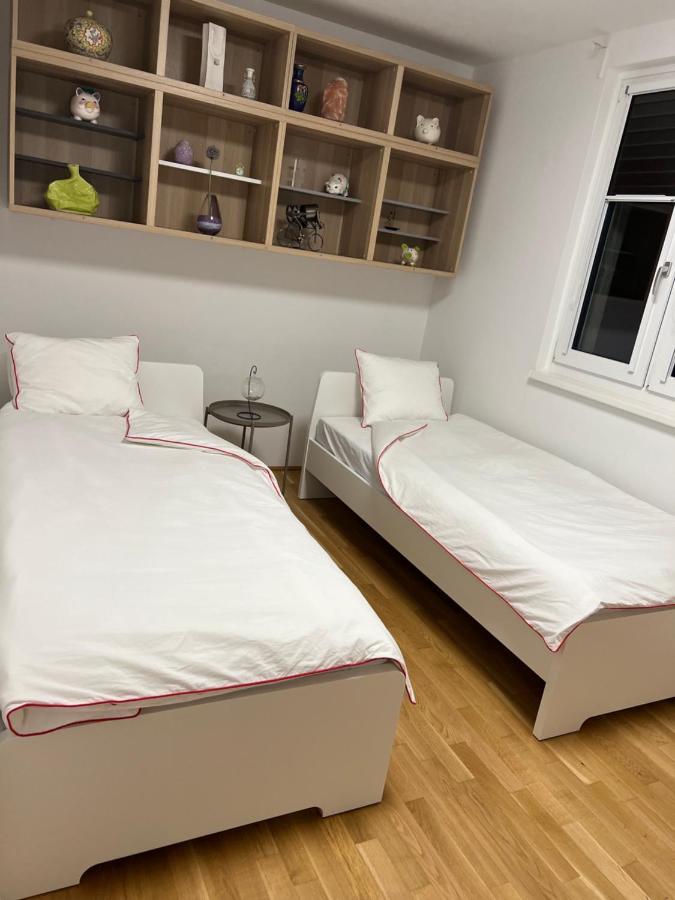Modern Apartment Bei U Bahn Simmering Wina Bagian luar foto